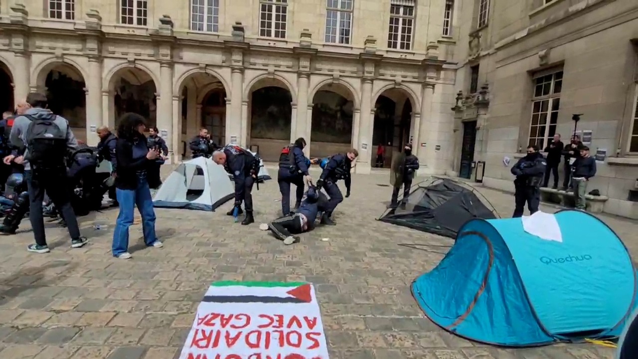 Occupation à la Sorbonne : la police expulse violemment les étudiants mobilisés