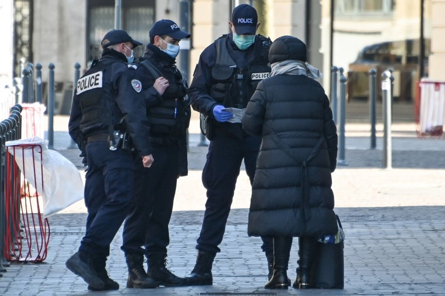 La police des masques fait du zèle : 135€ d'amende pour avoir mangé une sucrerie dans le métro
