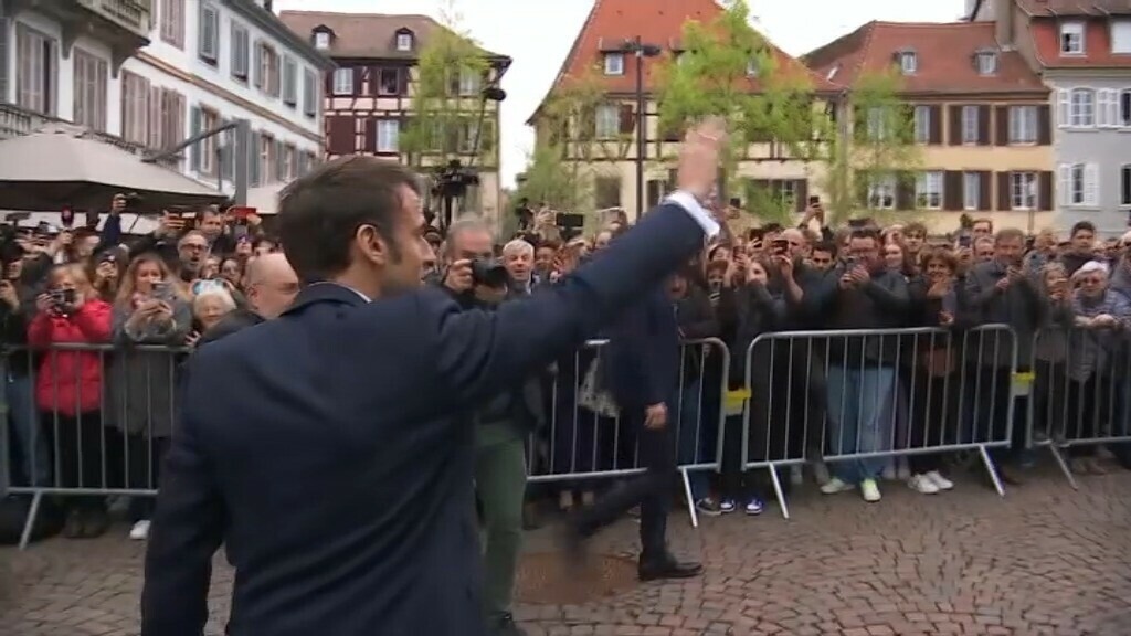 « On n'en veut pas de ta réforme, trou du cul » : Macron hué et interpellé en Alsace