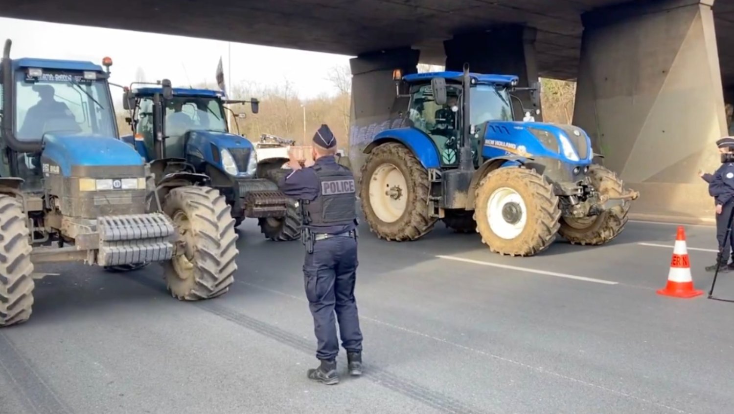 « Siège de Paris » : la mobilisation des agriculteurs se durcit autour de la capitale