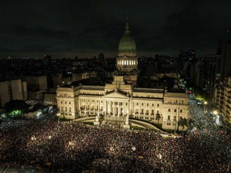 Argentine : des milliers de personnes prennent la rue après une accélération de l'offensive de Milei