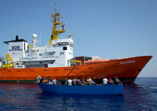 Le navire humanitaire « Aquarius » et les 600 réfugiés à son bord rejetés par l'Italie et Malte