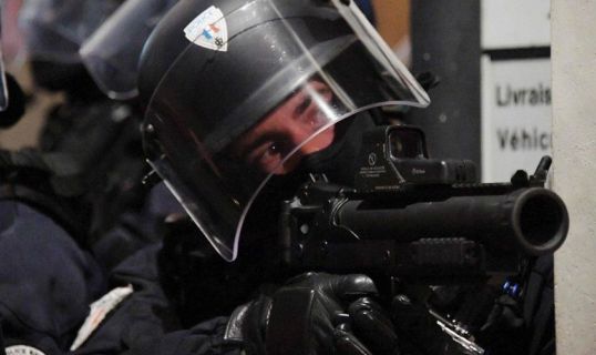 les policiers équipés de "flashballs" seront filmés : la fausse mesure du gouvernement