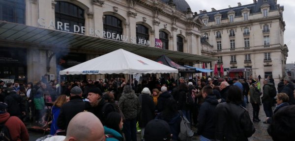Bordeaux. En solidarité de la grève, barbecue devant la gare pour aider à la caisse de grève