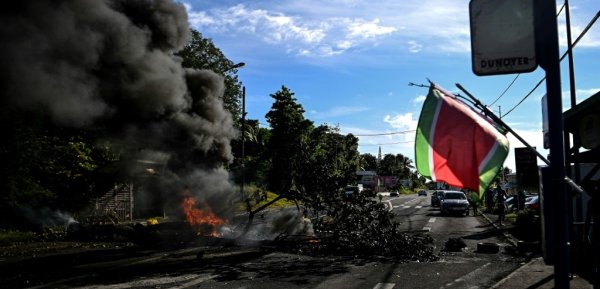 Répression coloniale : l'Etat prolonge le couvre-feu en Guadeloupe jusqu'au 27 novembre