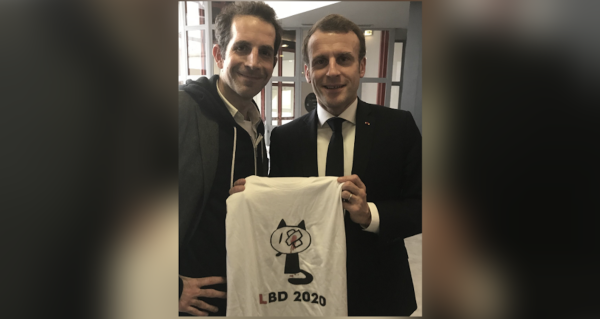 Macron pose avec un t-shirt dénonçant les violences policières : de qui se moque-t-il ?