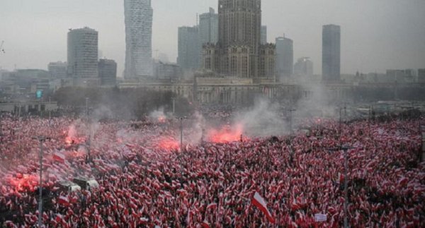 Le gouvernement et les fascistes marchent l'un derrière l'autre à Varsovie regroupant 200 000 personnes