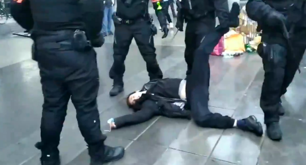 Loi Sécurité Globale. À Paris, un manifestant s'évanouit sous les coups de la police