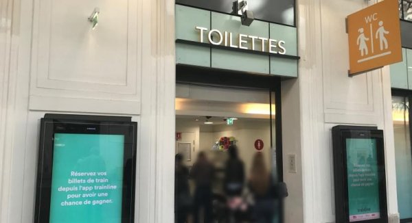 Dans les gares parisiennes, le personnel de ménage des toilettes en grève