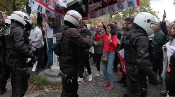 Mobilisations en Iran : la police de Macron gaze et matraque une manifestation de soutien