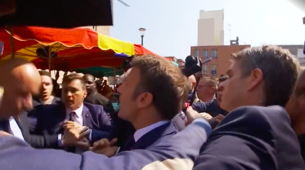 Président détesté. Macron visé par des jets de tomates au marché de Cergy