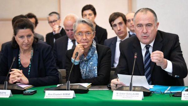 Lubrizol. 50 millions et 3 ministres sur place : le gouvernement voudrait éteindre l'incendie