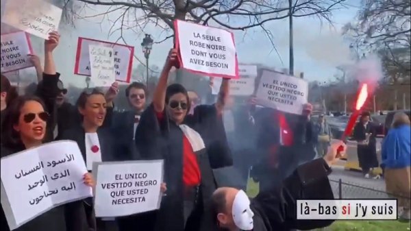 Devant l'entrée du défilé Chanel, les avocats grévistes organisent un contre-défilé