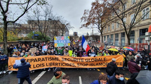 « Stop lois liberticides, stop islamophobie » : convergence des combats à Paris malgré la pression policière