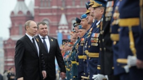 Poutine fait l'éloge de ses armes « invincibles » face à l'arsenal des USA
