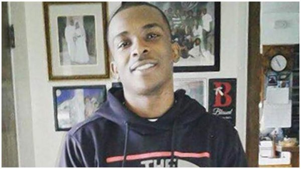 20 balles. Stephon Clark, jeune noir, abattu dans son jardin par la police