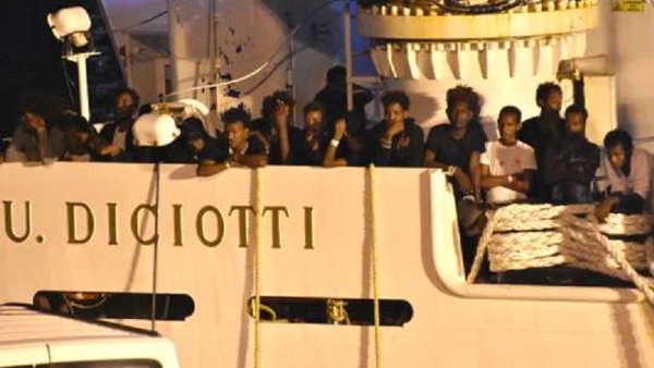 Italie : 50 réfugiés s'enfuient d'un centre d'accueil, Salvini se déchaîne