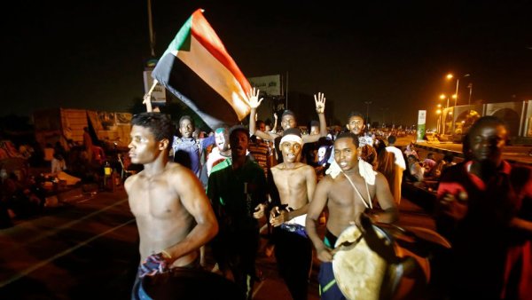 Soudan : La mobilisation se poursuit à Khartoum, les tensions entre les deux camps augmentent et la répression de la junte se fait sentir