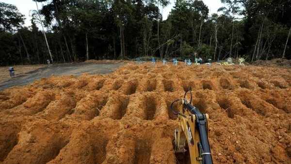 Cimetières ouverts au Brésil : des fosses communes creusées
