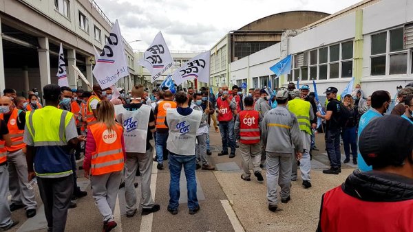Renault : les salariés de Flins débrayent contre le plan de restructuration