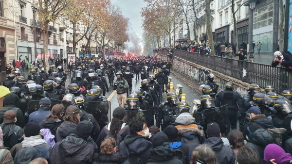 VIDEOS. La police harcèle les manifestants avec des charges systématiques et des interpellations