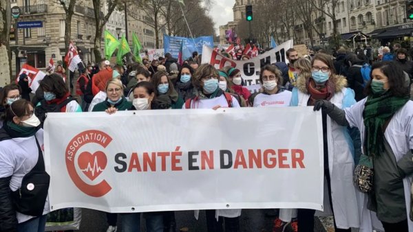 5ème vague : des milliers de soignants mobilisés contre la casse de l'hôpital public à Paris