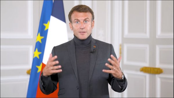 « Aidez-moi à transformer le pays » : Macron sort le col roulé pour nous enfumer