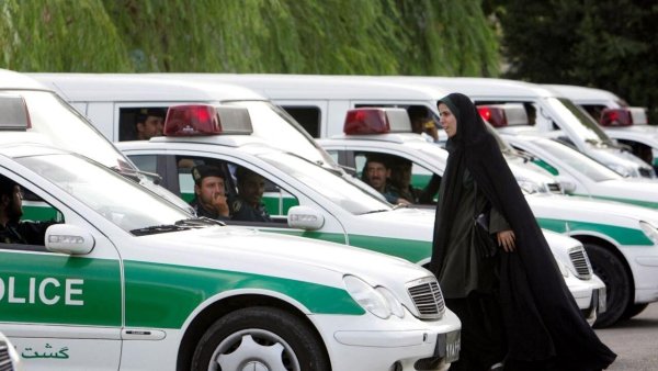 Dissolution de la police des mœurs : une annonce ambiguë loin d'éteindre la révolte iranienne