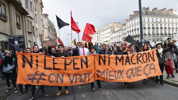 Rennes : 1500 personnes manifestent contre Macron et Le Pen 