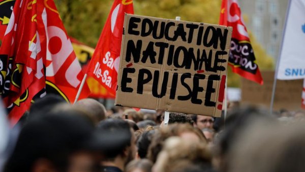 « Il faut faire plus d'efforts » : en 2022 Macron veut faire la guerre aux profs