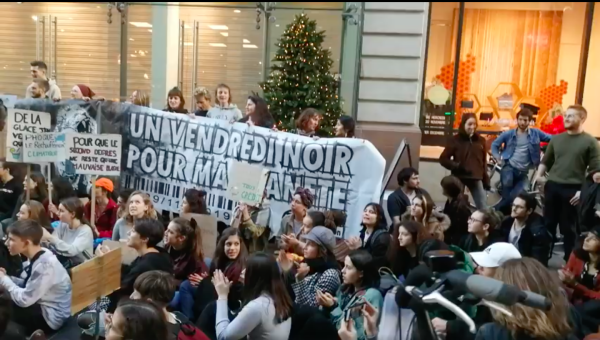 Block Friday Bordeaux : 300 jeunes mobilisés malgré les pressions policières