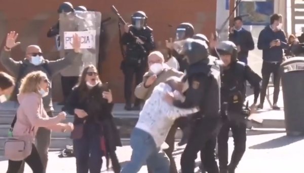 Chiens policiers, flashball, gaz lacrymo : violente répression à Cadix contre les métallos en grève