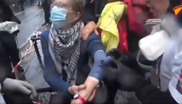 VIDEO. Une femme d'au moins 70 ans chargée par la police, son bras probablement fracturé