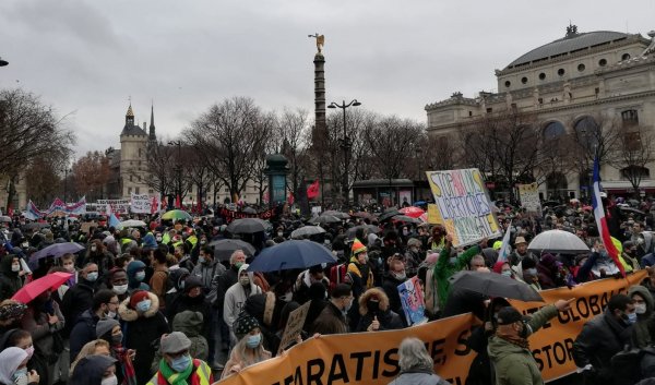 Stop lois liberticides : A Paris, mobilisation combative malgré la forte pression policière