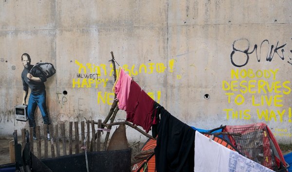 Trois fresques sur les murs de Calais. Banksy du côté des migrants