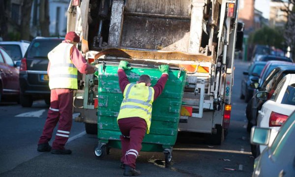 Londres : des SDF forcés de vivre dans des bennes à ordures, au risque de se faire broyer par les camions