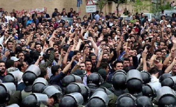 “On a soif !” Des milliers de personnes confrontées aux pénuries d'eau manifestent contre le régime en Iran
