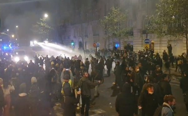 DIRECT Paris. Canon à eau et gaz lacrymogène s'abattent sur les manifestants contre la loi Sécurité globale