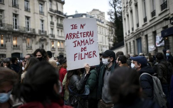 70 journalistes de grands médias dénoncent les tentatives de la police de contrôler leurs tournages 