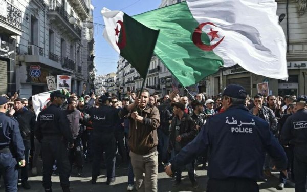Algérie : la crise s'installe, le régime maintient la répression