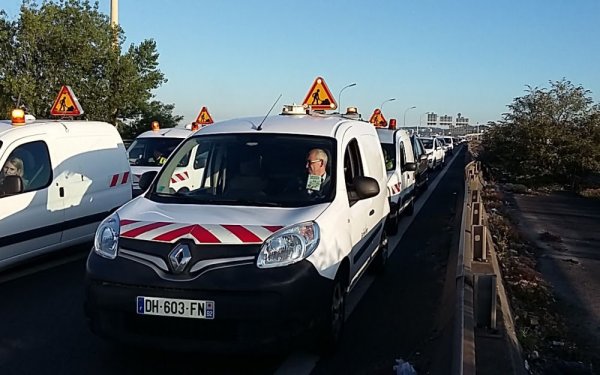 Gennevilliers : le maire PCF bloque l'autoroute pour exiger l'expulsion d'un camp de Rroms