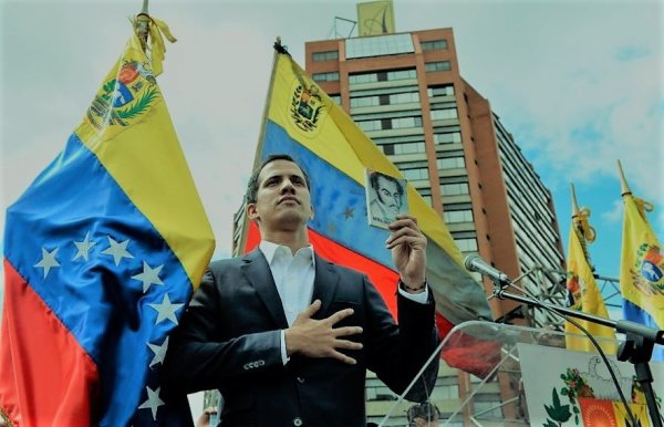 Avec l'appui de Donald Trump, Juan Guaidó s'auto-proclame "président du Venezuela"