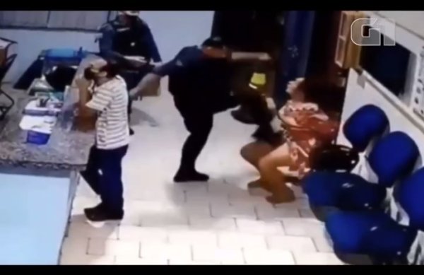 VIDEO. Un policier tabasse une femme menottée dans un commissariat au Brésil