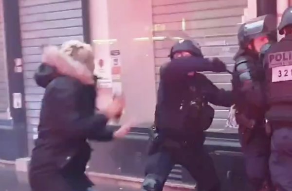VIDEO. Une gréviste RATP se fait ouvrir le crâne : "j'ai juste voulu ramasser mon téléphone" !