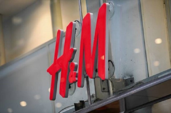 "Il était à bout" : Un gréviste d'H&M tente de s'immoler par le feu après une réunion de négociation
