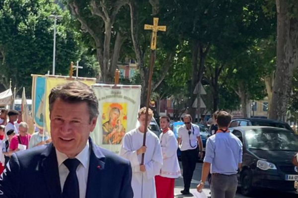 Laïcité à géométrie variable : Christian Estrosi défile dans une procession catholique à Nice