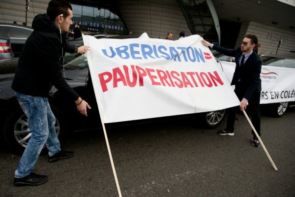 Macron à la rescousse d'Uber et Deliveroo : vers un pseudo "statut" pour les travailleurs ubérisés