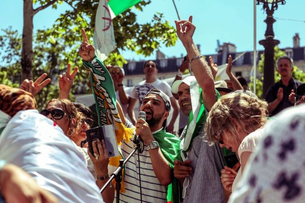 A République les algériens contre Gaid Salah et la répression