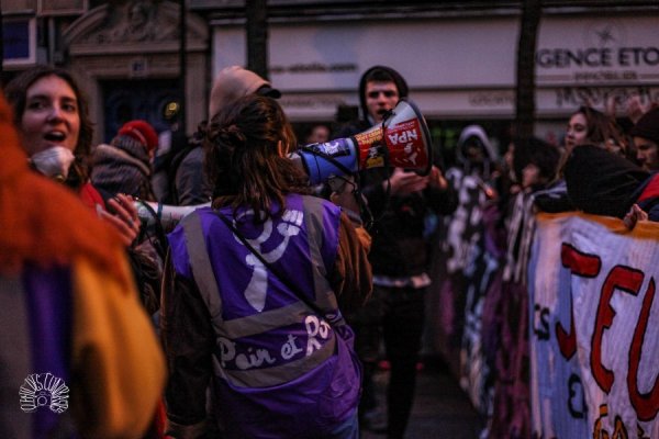 5 décembre : gros cortège du collectif féministe Du pain et des roses à Paris