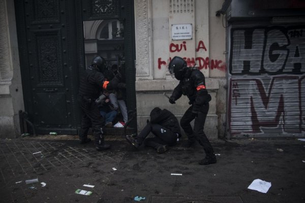 [Vidéo] 5 décembre. A Paris, deux policiers tabassent au sol un manifestant qui cherche à fuir